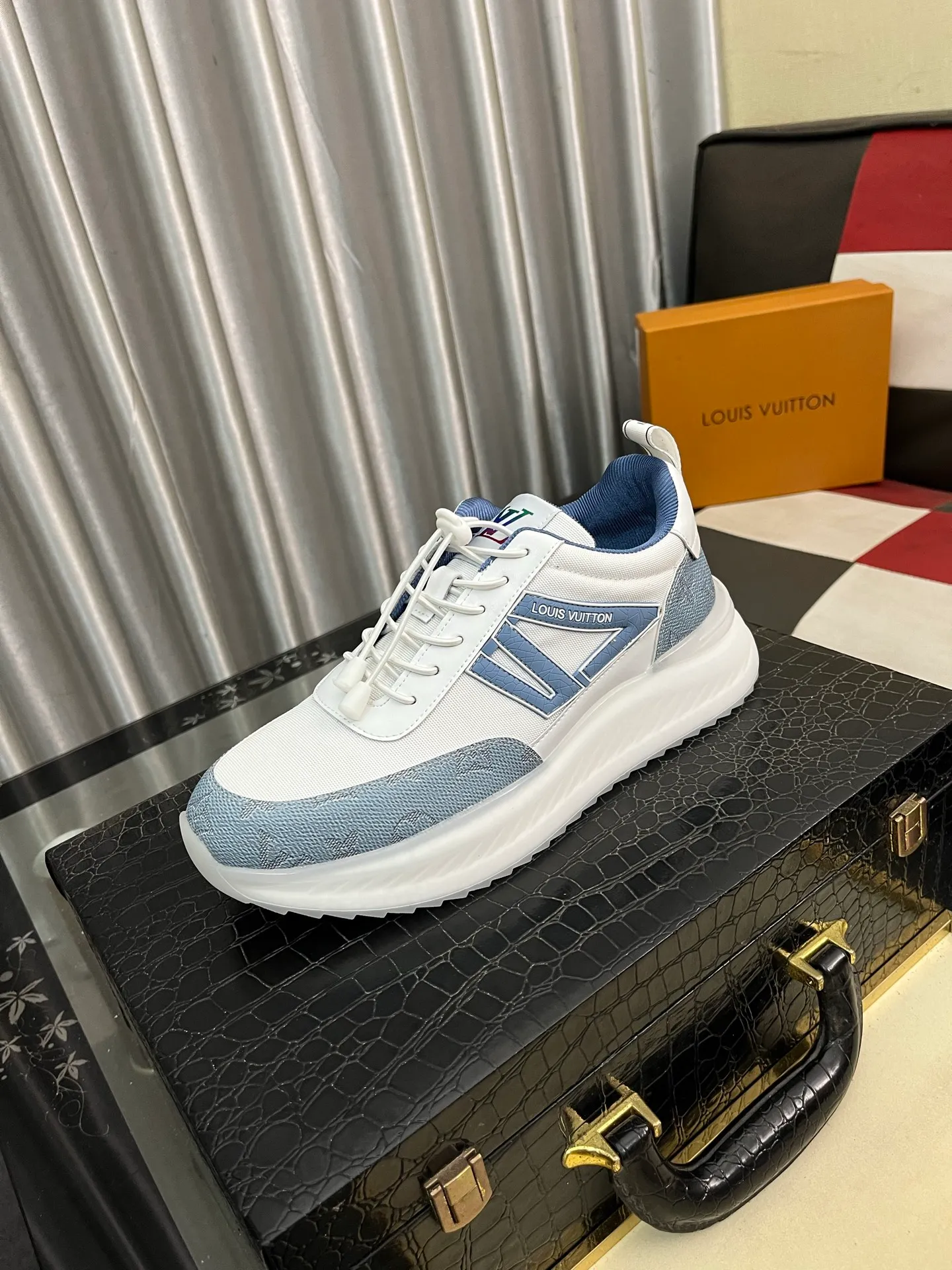 Men's shoes 💰458⌚️⌚️【LOUlS VUlTTON】Louis Vuitton ~ unique and casual style. LV counter purchasing 🏃casual shoes😍😍 are on sale at the men's counter at the same time. Italian imported brands select top-layer Italian cowhide. 🐑Sheepskin lining (refuses to discolor and grind feet) Sole: Original sole specially provided by the original factory 🎬Better in kind Code number: 38-444⃣️Color selection